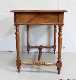 Kleiner Schreibtisch aus Nussholz, 1920er