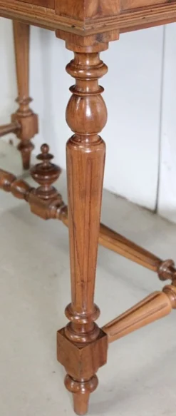 Kleiner Schreibtisch aus Nussholz, 1920er
