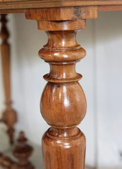 Kleiner Schreibtisch aus Nussholz, 1920er