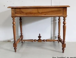Kleiner Schreibtisch aus Nussholz, 1920er