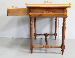 Kleiner Schreibtisch aus Nussholz, 1920er