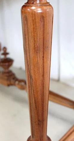 Kleiner Schreibtisch aus Nussholz, 1920er