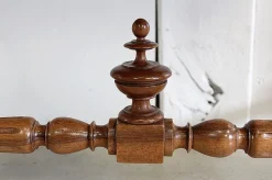 Kleiner Schreibtisch aus Nussholz, 1920er