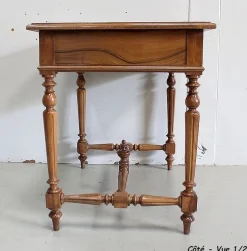 Kleiner Schreibtisch aus Nussholz, 1920er