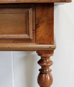 Kleiner Schreibtisch aus Nussholz, 1920er
