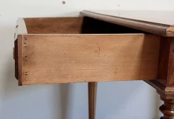 Kleiner Schreibtisch aus Nussholz, 1920er