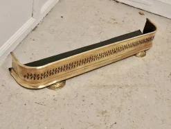 Kleiner viktorianischer Kotflügel aus durchbrochenem Messing, 1880er