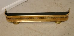 Kleiner viktorianischer Kotflügel aus durchbrochenem Messing, 1880er