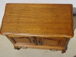Kleines Sideboard aus heller Eiche mit drehbarer Platte, 1980er