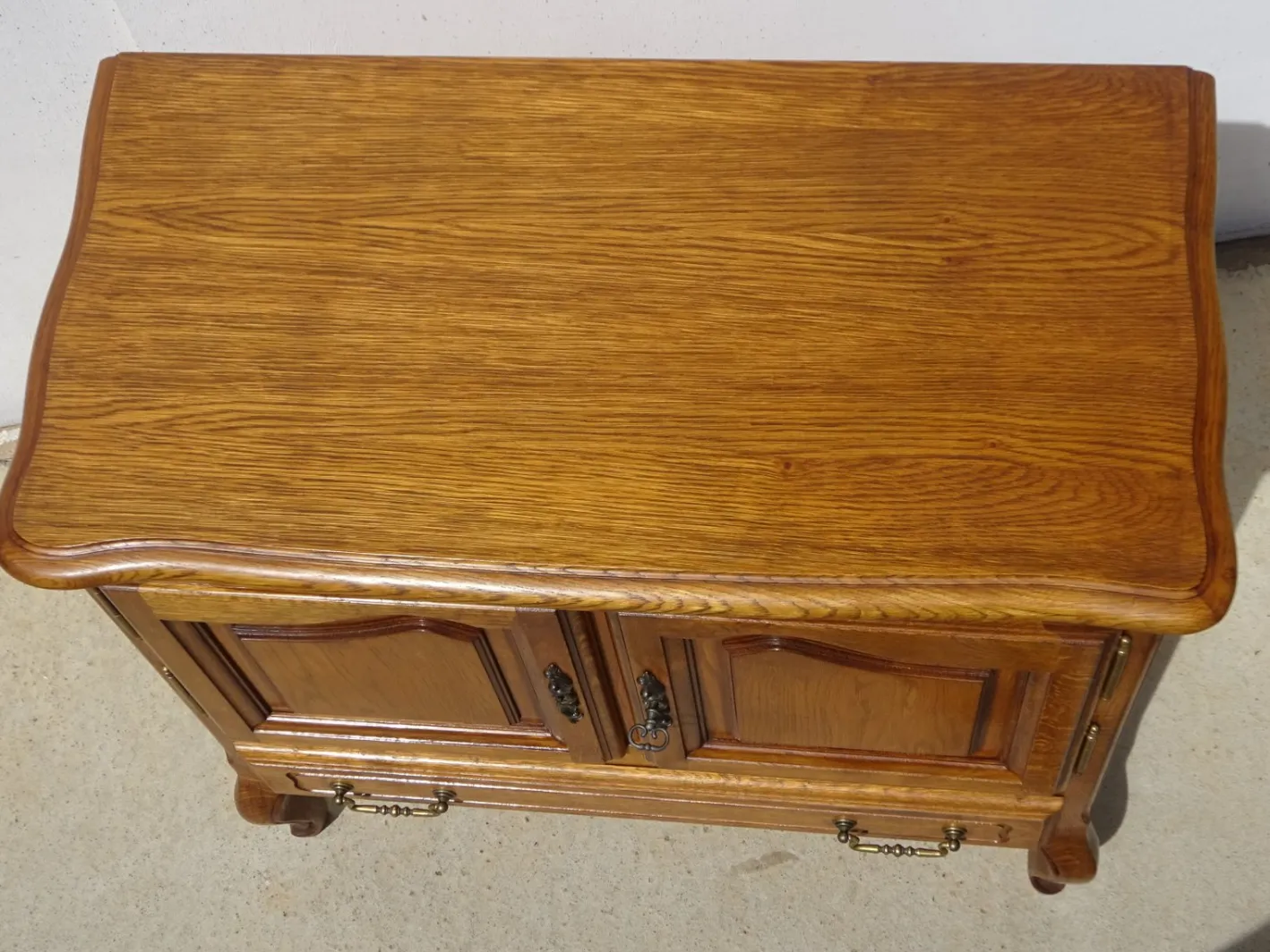 Kleines Sideboard aus heller Eiche mit drehbarer Platte, 1980er