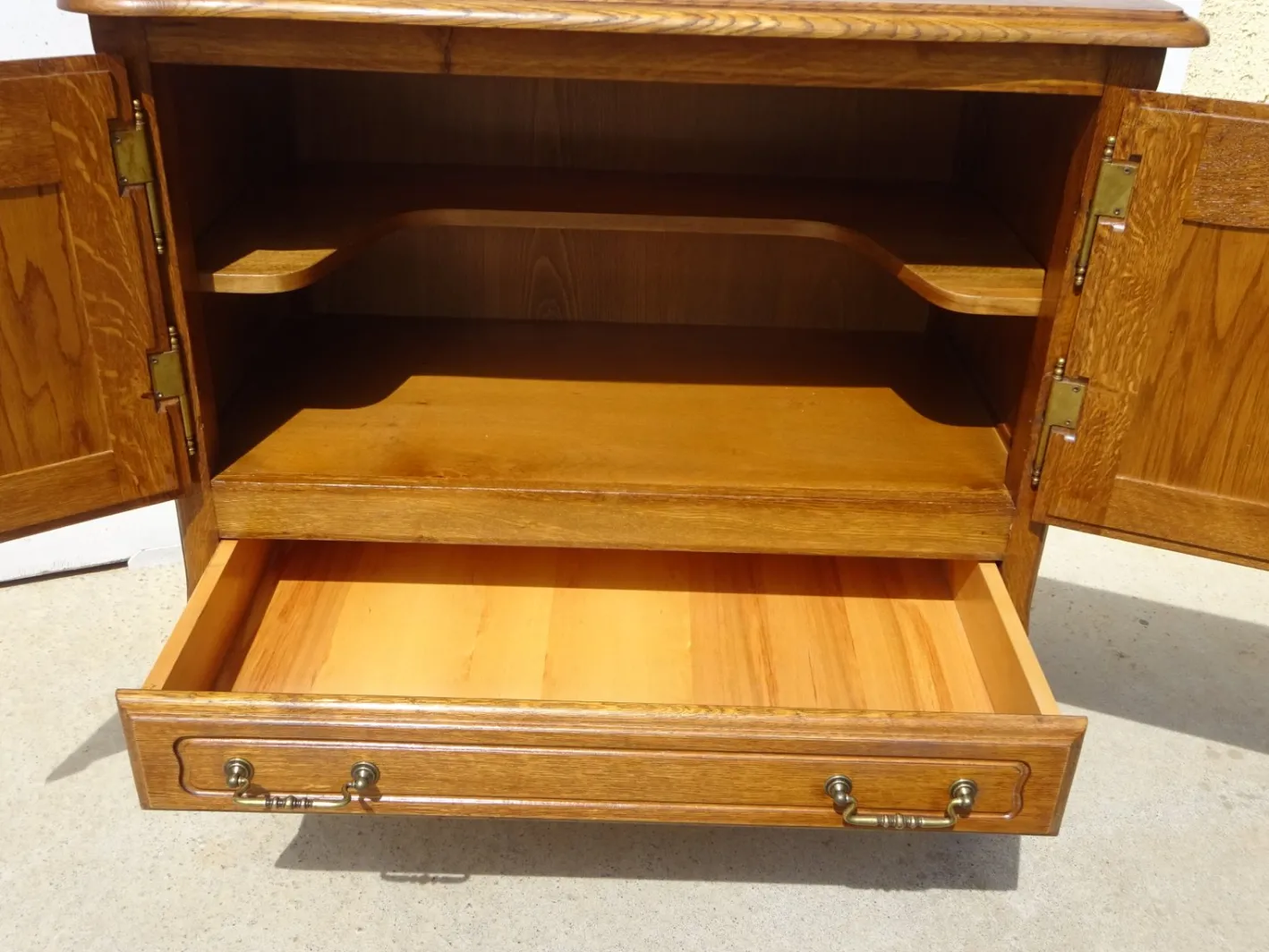 Kleines Sideboard aus heller Eiche mit drehbarer Platte, 1980er
