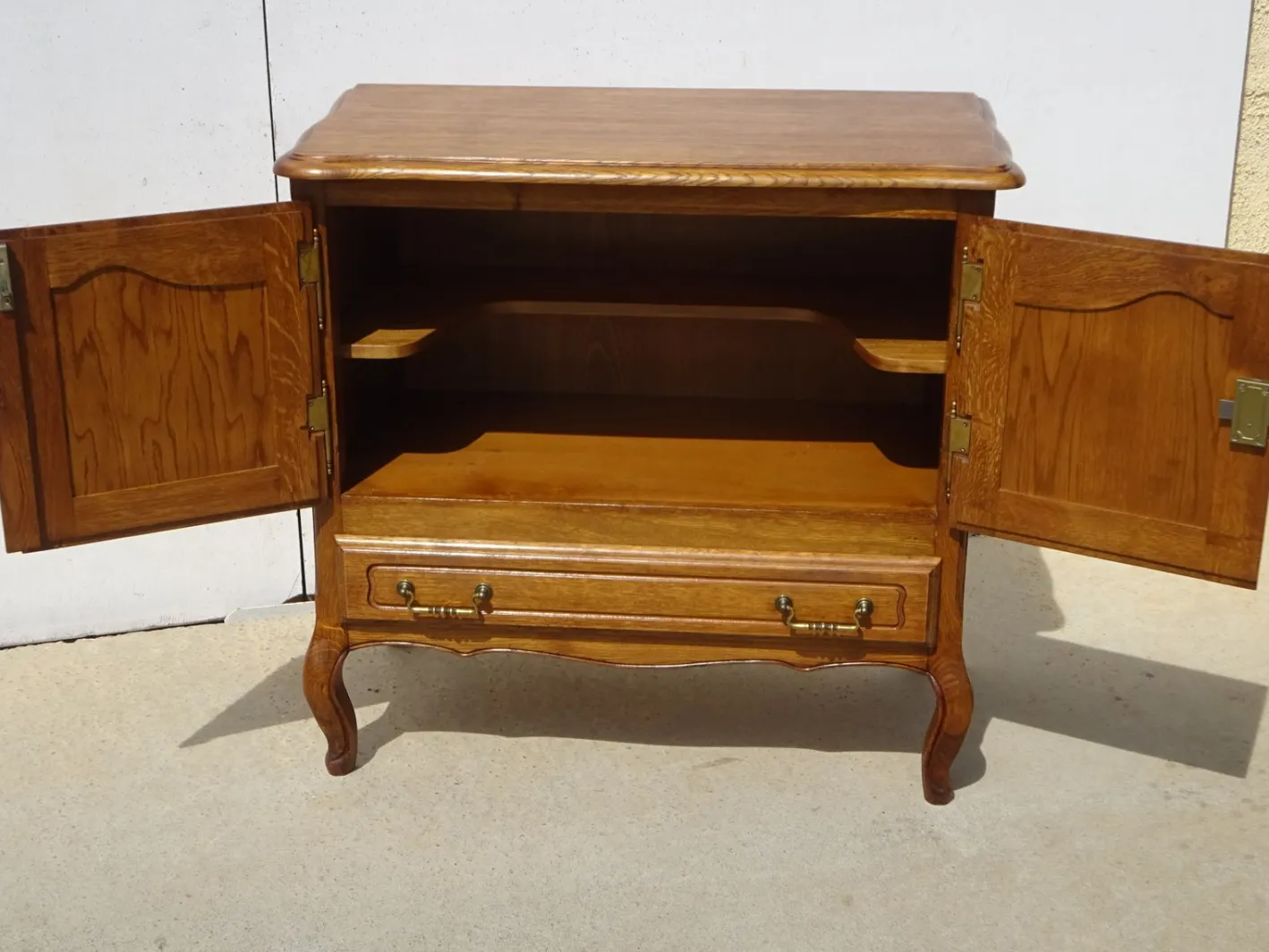 Kleines Sideboard aus heller Eiche mit drehbarer Platte, 1980er