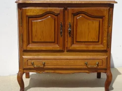 Kleines Sideboard aus heller Eiche mit drehbarer Platte, 1980er