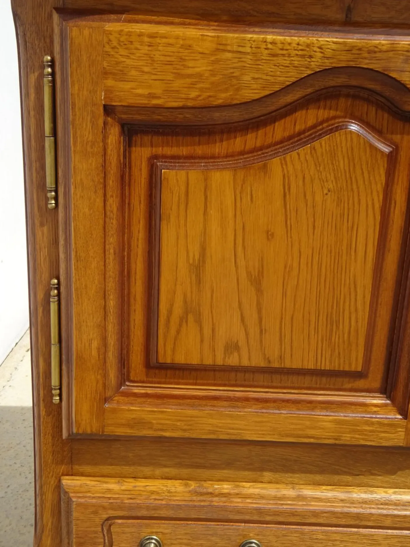 Kleines Sideboard aus heller Eiche mit drehbarer Platte, 1980er