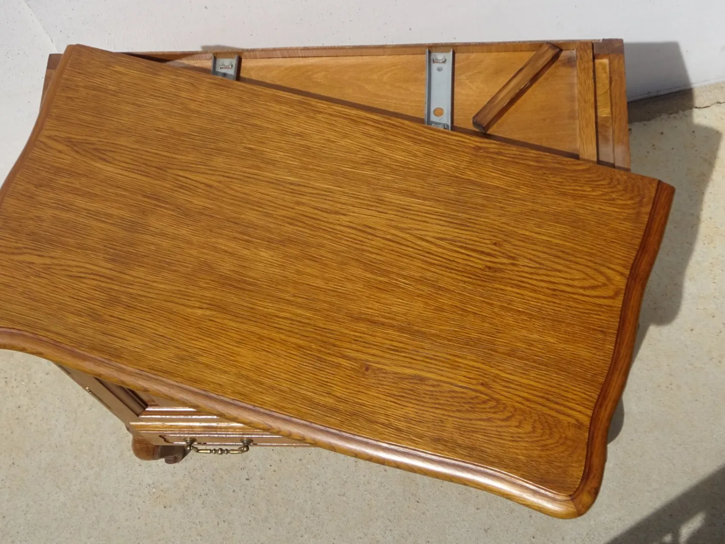 Kleines Sideboard aus heller Eiche mit drehbarer Platte, 1980er