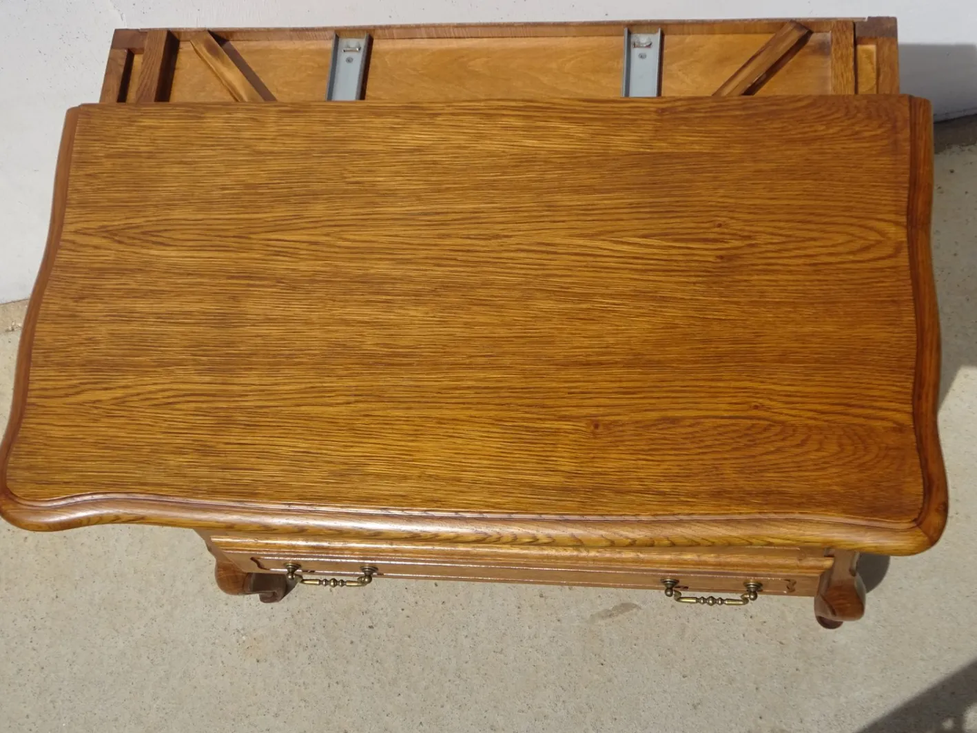 Kleines Sideboard aus heller Eiche mit drehbarer Platte, 1980er