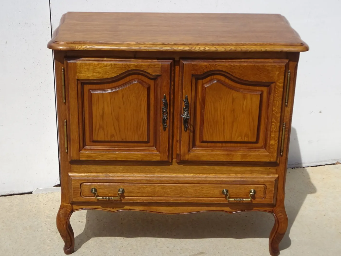 Kleines Sideboard aus heller Eiche mit drehbarer Platte, 1980er