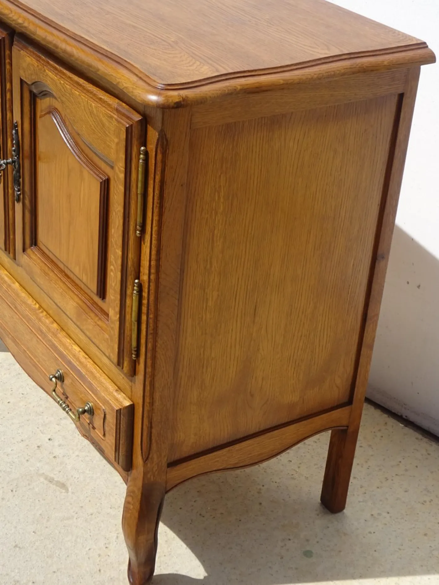 Kleines Sideboard aus heller Eiche mit drehbarer Platte, 1980er