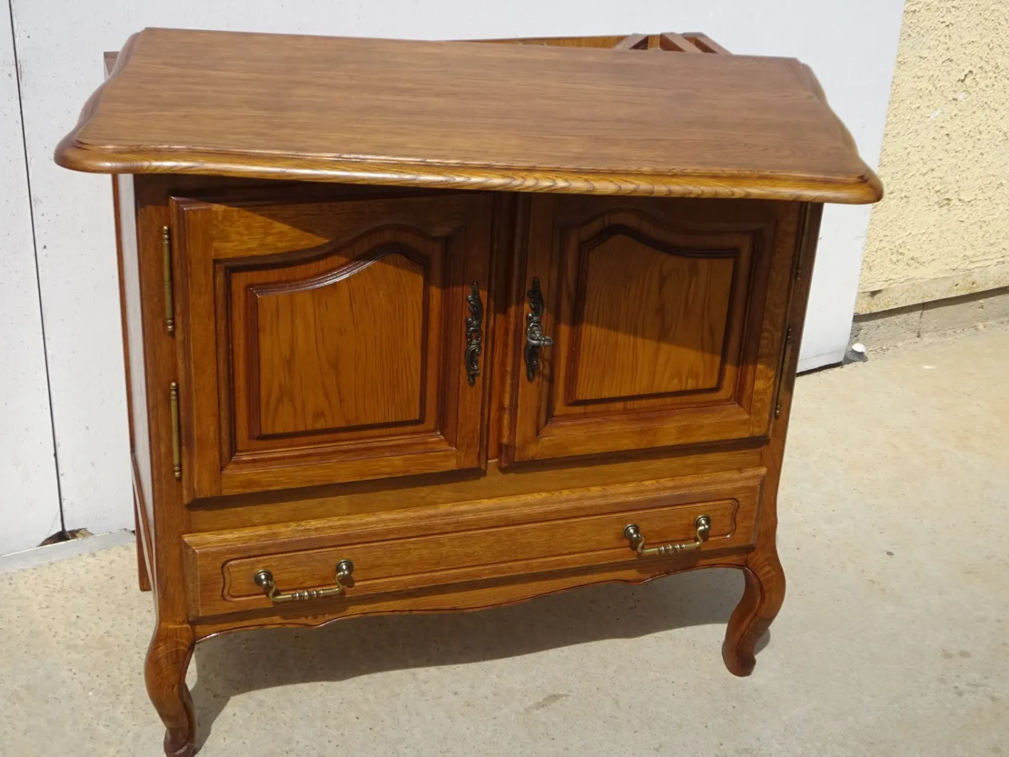 Kleines Sideboard aus heller Eiche mit drehbarer Platte, 1980er