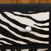 Kommode aus dem 20. Jh. mit Zebra-Wandteppich