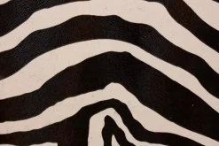 Kommode aus dem 20. Jh. mit Zebra-Wandteppich