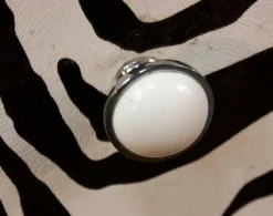 Kommode aus dem 20. Jh. mit Zebra-Wandteppich