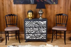 Kommode aus dem 20. Jh. mit Zebra-Wandteppich