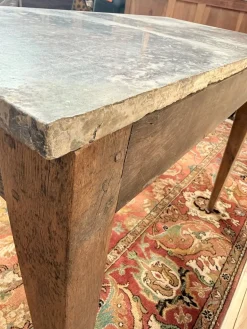 Konsolentisch im Louis XVI-Stil aus geschnitzter Eiche mit Marmorplatte