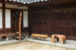 Koreanische Hanok Split Bank von Shinkyu Shon