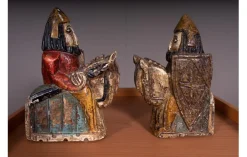 Kreuzritter-Statuetten aus Holz