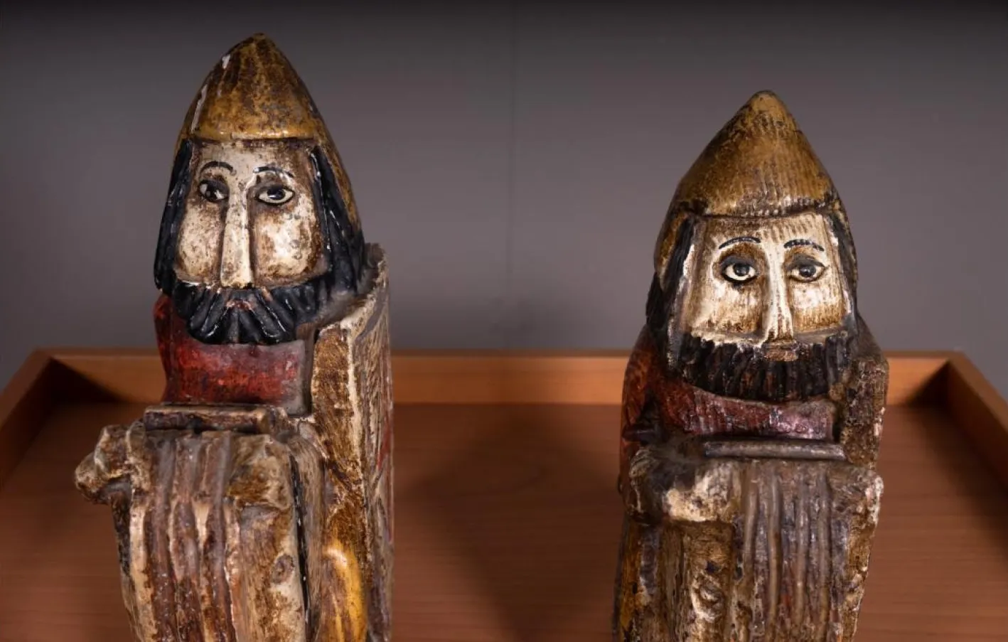 Kreuzritter-Statuetten aus Holz