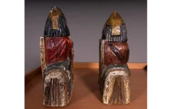 Kreuzritter-Statuetten aus Holz