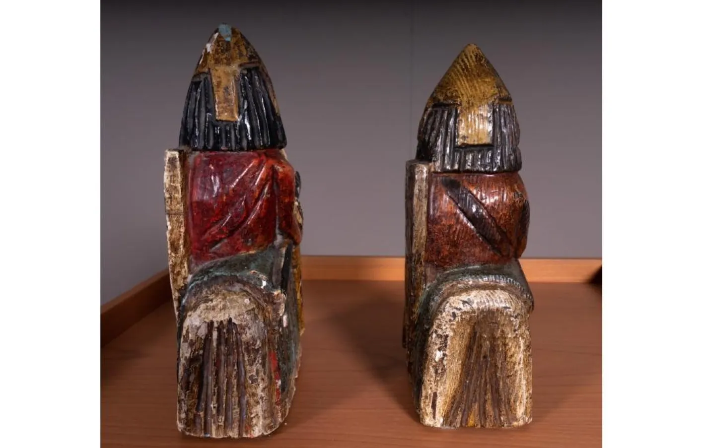 Kreuzritter-Statuetten aus Holz