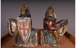 Kreuzritter-Statuetten aus Holz