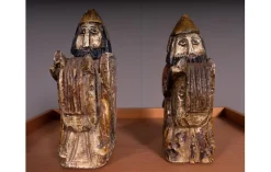 Kreuzritter-Statuetten aus Holz