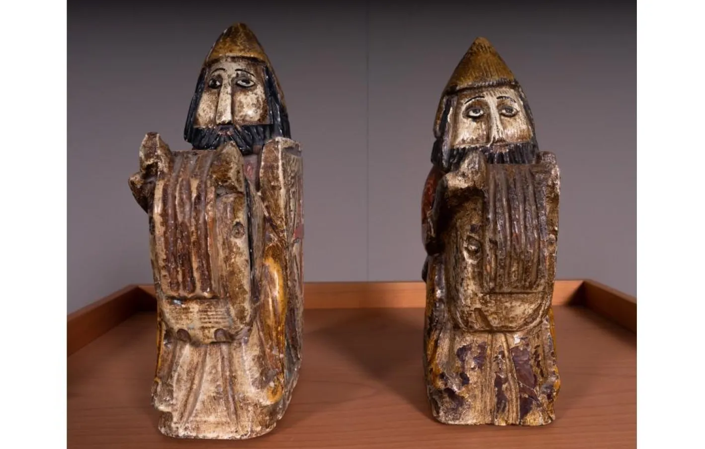 Kreuzritter-Statuetten aus Holz