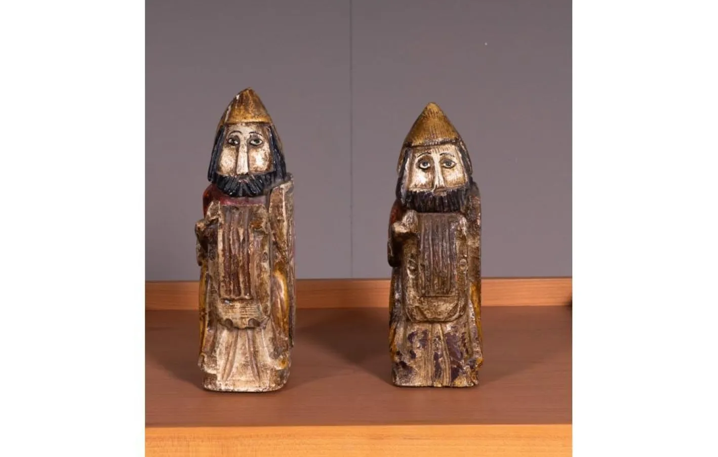 Kreuzritter-Statuetten aus Holz