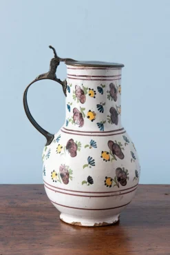Krug mit Zinnmotiv & floralem Muster von Brussels Faience, Spätes 18. Jh