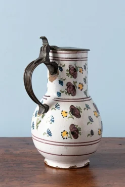 Krug mit Zinnmotiv & floralem Muster von Brussels Faience, Spätes 18. Jh
