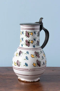 Krug mit Zinnmotiv & floralem Muster von Brussels Faience, Spätes 18. Jh