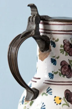 Krug mit Zinnmotiv & floralem Muster von Brussels Faience, Spätes 18. Jh