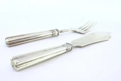 Käsemesser und Gabel aus geprägtem Silber, 2er Set
