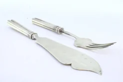Käsemesser und Gabel aus geprägtem Silber, 2er Set