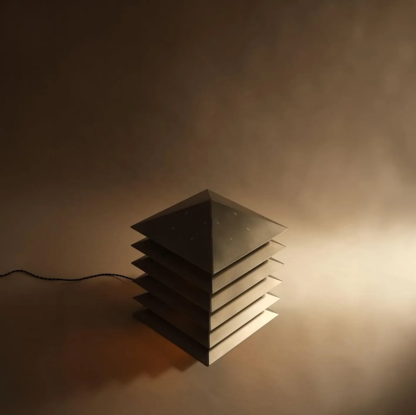 Kōtō Stehlampe aus Aluminium von Bureau of Entropy