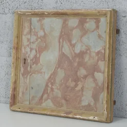 Lackierte Schranktür aus Kunstmarmor mit Schlüsselloch, 18. Jh
