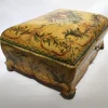 Lackierte Venezianische Holzkiste mit Blumen und Vögeln, 1750
