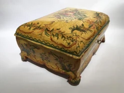 Lackierte Venezianische Holzkiste mit Blumen und Vögeln, 1750