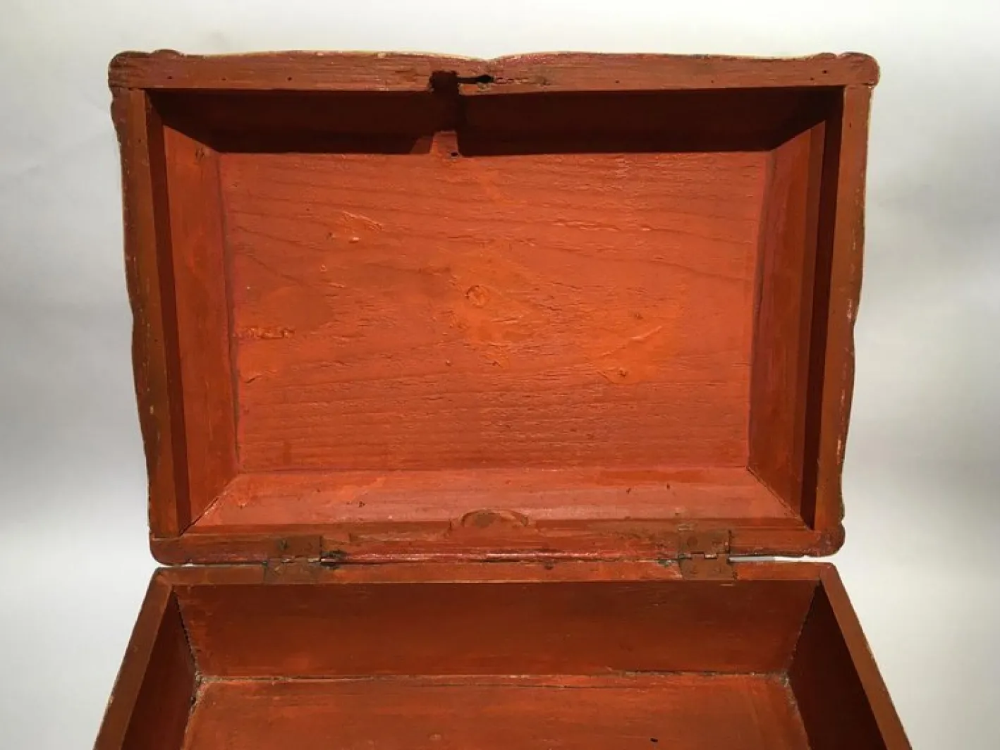 Lackierte Venezianische Holzkiste mit Blumen und Vögeln, 1750