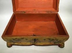 Lackierte Venezianische Holzkiste mit Blumen und Vögeln, 1750