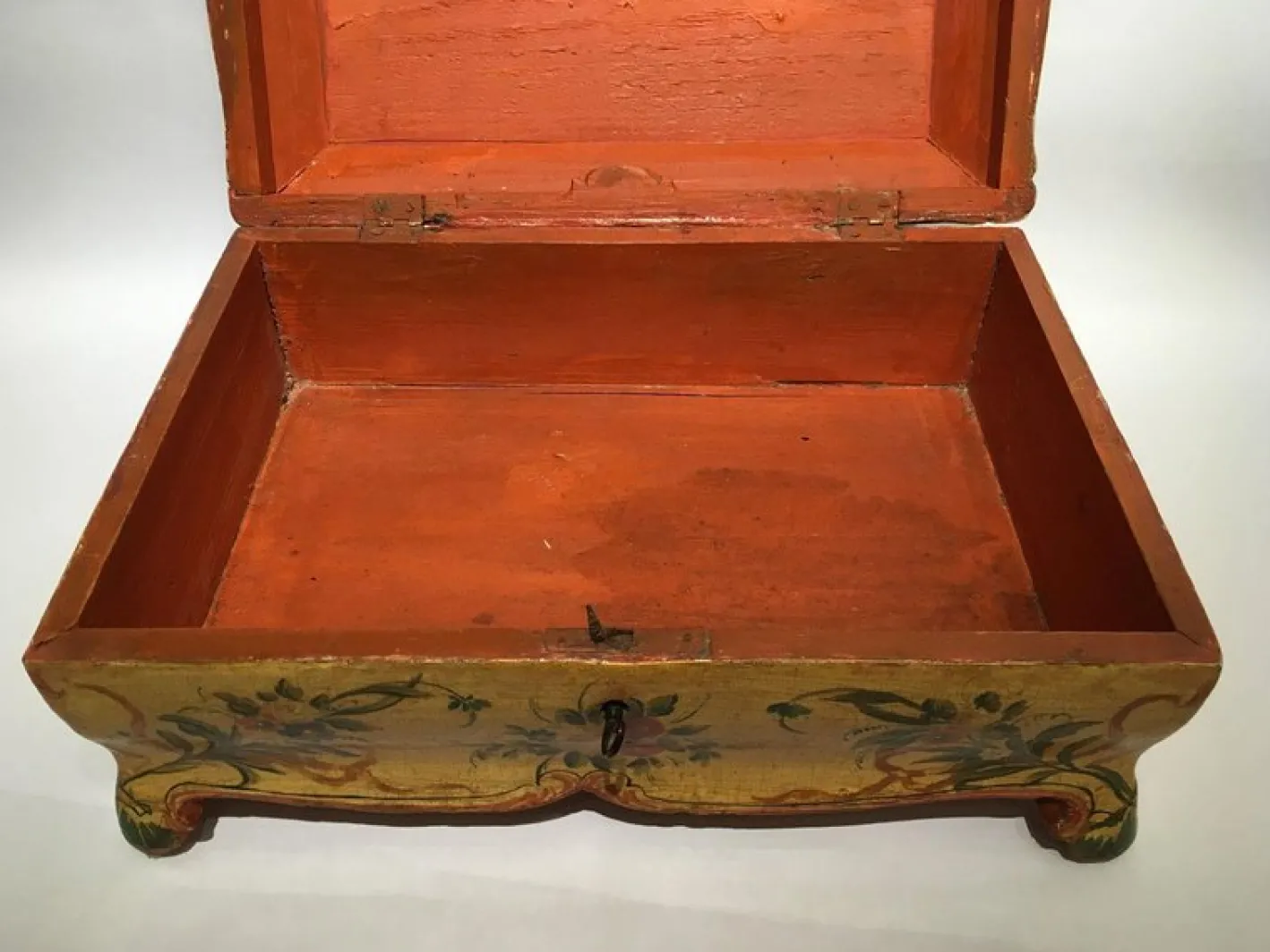 Lackierte Venezianische Holzkiste mit Blumen und Vögeln, 1750
